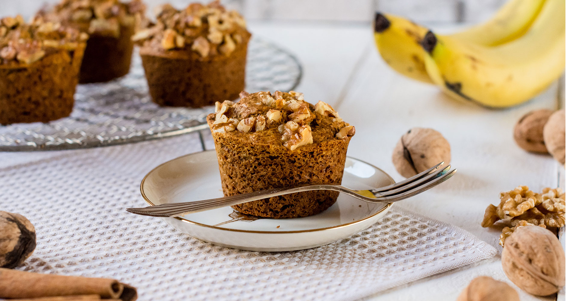 Muffins with banana and walnuts